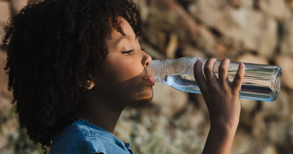 criança bebendo agua